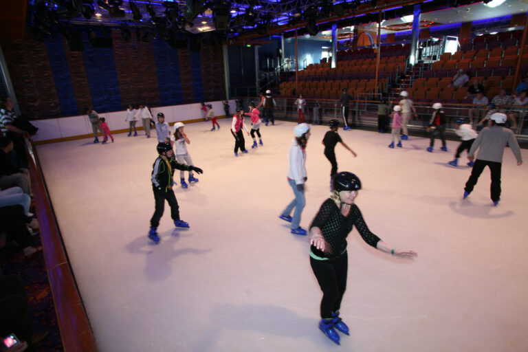 royal-caribbean-wonder-of-the-seas-365-ice-show-in-studio-b