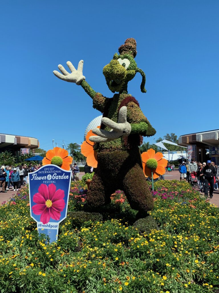 On the other side of Pluto, we have Goofy giving everyone a wave